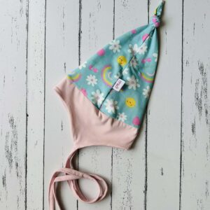 Szivárványos napocskás fülvédős sapka (47-48 cm)