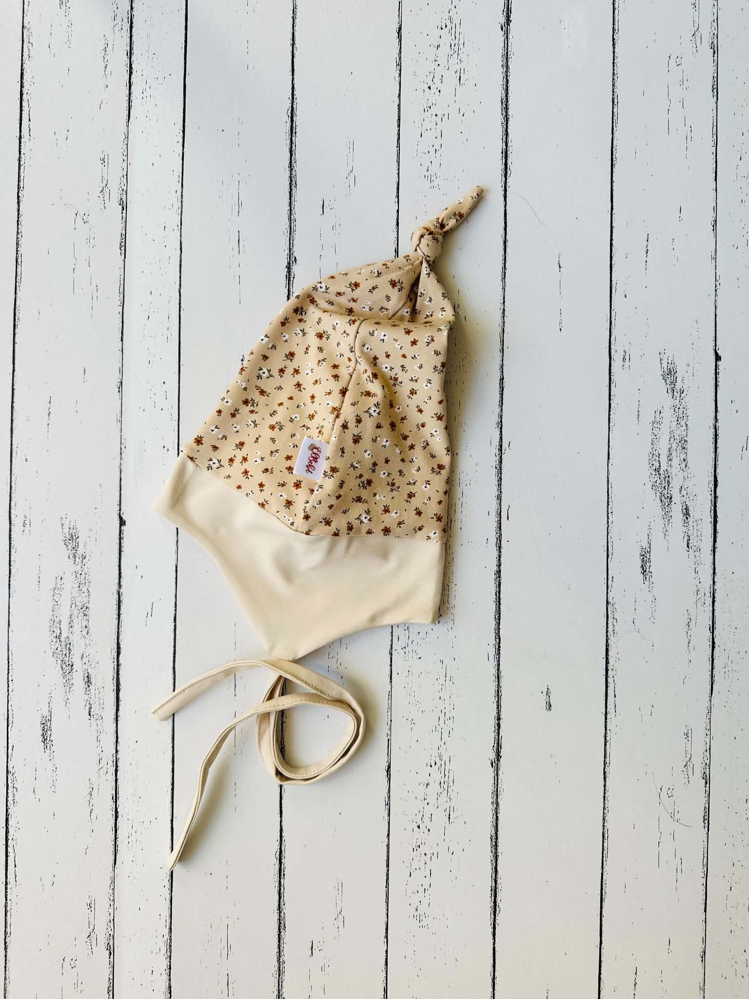 Bézs apró virágos fülvédős sapka (47-48 cm) - 2. kép
