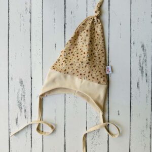 Bézs apró virágos fülvédős sapka (47-48 cm)