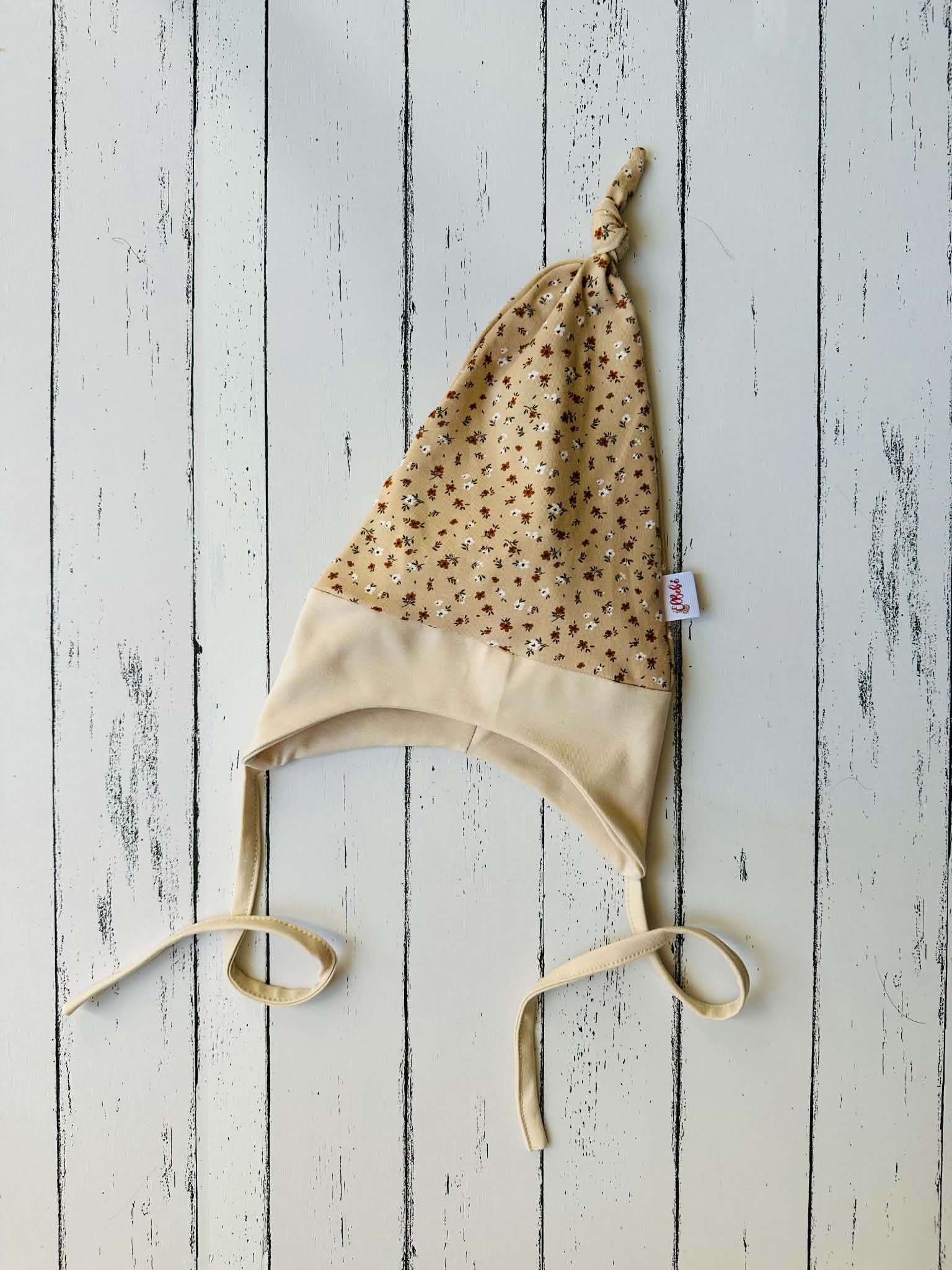 Bézs apró virágos fülvédős sapka (47-48 cm)