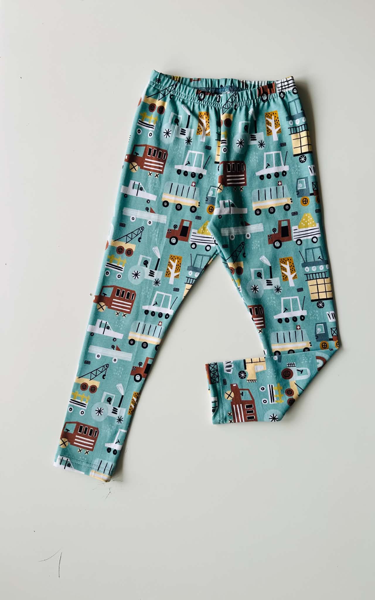 Autó, traktor és darusautó türkiz alapon leggings (98-104-110-116)